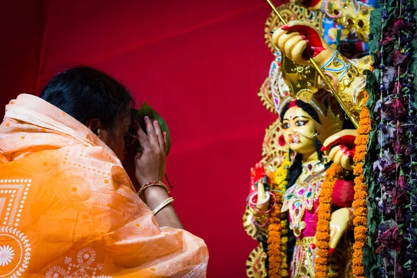 Septiembre 2017 Kolkata India Lady Ofreciendo Pranam Devoción Ídolo Durga —  Fotos de Stock