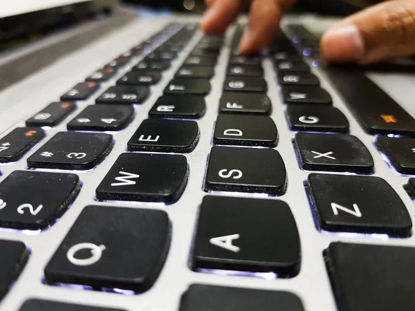 Fingrar För Att Trycka Tangenter Laptop Isolerad Tangentbord Närbild — Stockfoto