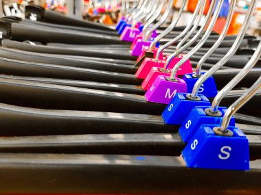 Renkli elbise boyutu ile farklı ölçekli askı Xl L M Xs tişörtleri Satılık Dükkan görüntülenen Etiketler