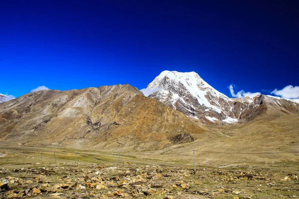 喜马拉雅山的深蓝色天空和冰盖峰在白天的白云中的景观 — 图库照片