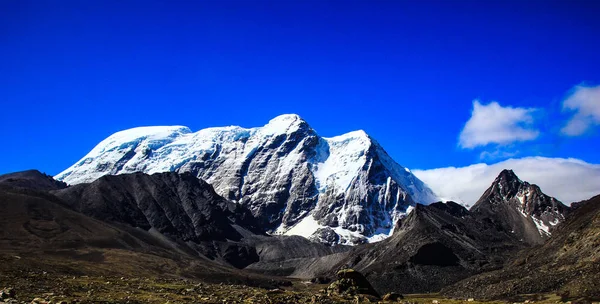 Paisagem Céu Azul Profundo Picos Cobertos Gelo Montanhas Himalaias Com — Fotografia de Stock