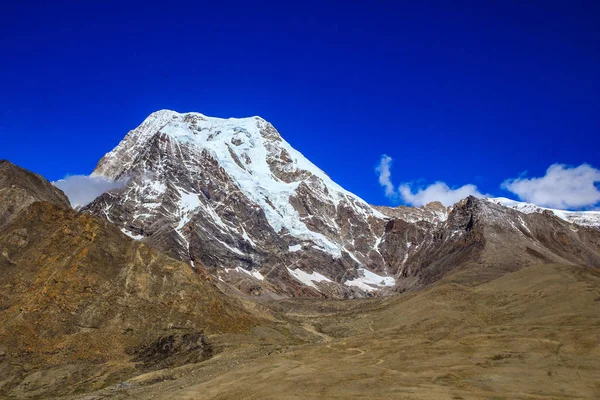 喜马拉雅山的深蓝色天空和冰盖峰在白天的白云中的景观 — 图库照片