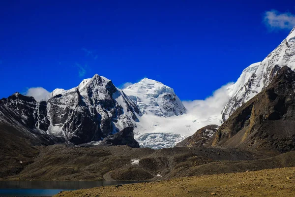 喜马拉雅山的深蓝色天空和冰盖峰在白天的白云中的景观 — 图库照片