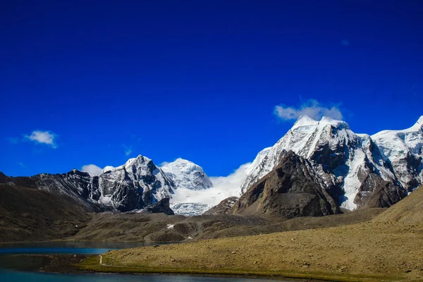 Landschap Van Diepblauwe Lucht Ijs Bedekte Toppen Van Himalaya Gebergte — Stockfoto