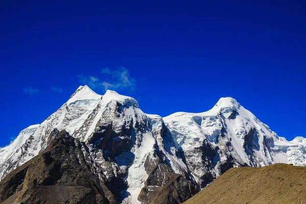 Paisagem Céu Azul Profundo Picos Cobertos Gelo Montanhas Himalaias Com — Fotografia de Stock