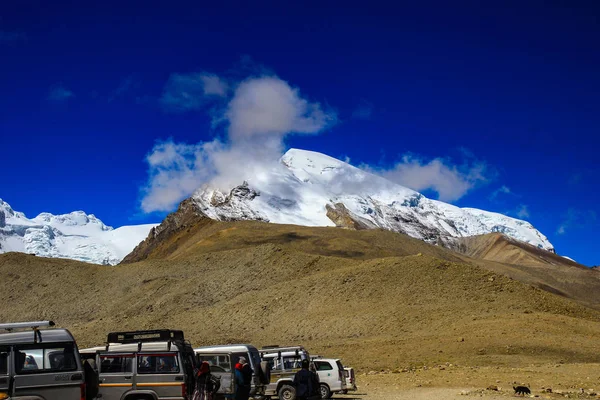 Lachen Sikkim Haziran 2018 Turistler Önünde Park Etmiş Arabaların Yakınındaki — Stok fotoğraf