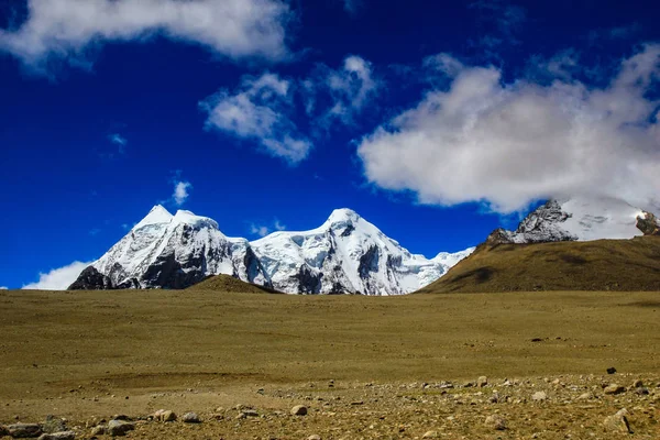 Landschap Van Diepblauwe Lucht Ijs Bedekte Toppen Van Himalaya Gebergte — Stockfoto