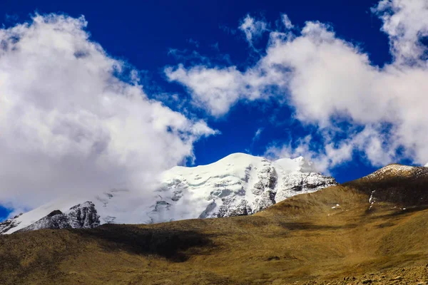 Landskap Djupblå Himmel Och Capped Himalayas Bergstoppar Med Vita Moln — Stockfoto