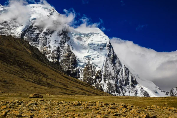 Landskap Djupblå Himmel Och Capped Himalayas Bergstoppar Med Vita Moln — Stockfoto