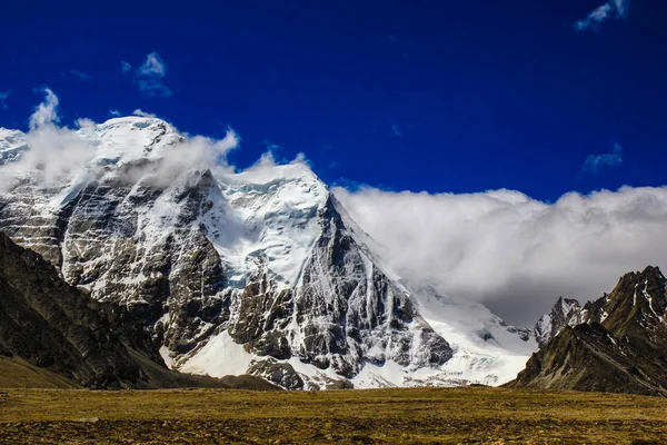Krajobraz Niebo Błękitne Lodu Ośnieżone Szczyty Gór Himalajskich Białe Chmury — Zdjęcie stockowe