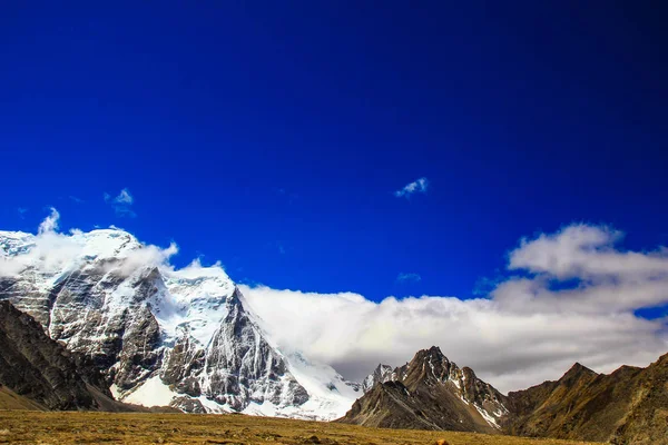 Landskap Djupblå Himmel Och Capped Himalayas Bergstoppar Med Vita Moln — Stockfoto