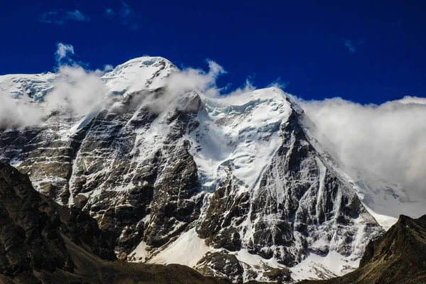喜马拉雅山的深蓝色天空和冰盖峰在白天的白云中的景观 — 图库照片