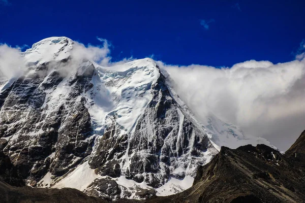 喜马拉雅山的深蓝色天空和冰盖峰在白天的白云中的景观 — 图库照片