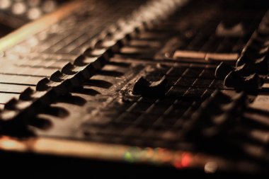 düğme görünümünü ve kaydırıcıları ışık ve ses kurulu konsolunun bir konser tiyatroda kapatın