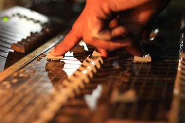 kaymak bir konser tiyatroda ışık ve ses kurulu konsolunun faaliyet eller