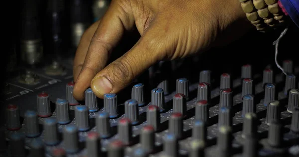 Manos Operando Perillas Luz Consola Placa Sonido Teatro Conciertos —  Fotos de Stock