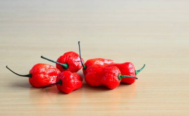 Kırmızı Bhoot Jolokia baharatlı hayalet demet izole ahşap arka plan metin için yer ile biber