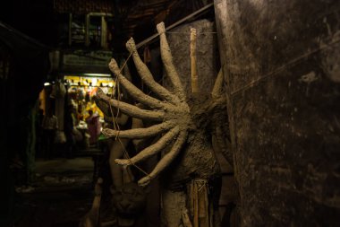 Kumartuli, Batı Bengal, Hindistan, Temmuz 2018. Tanrıça Durga bir kil Star gece boyunca bir dükkanında aşamasındadır. Durga puja Doğu Hindistan ve dünya çapında en çok beklenen hindu Festivali olduğunu.
