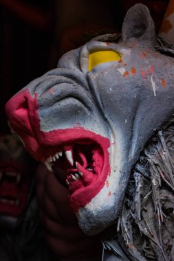 Kumartuli, Batı Bengal, Hindistan, Temmuz 2018. Aslan bir kil idol, evde beslenen hayvan binmek Tanrıça Durga yapım aşamasında. Durga puja en çok beklenen hindu Festivali dünya çapında olduğunu.