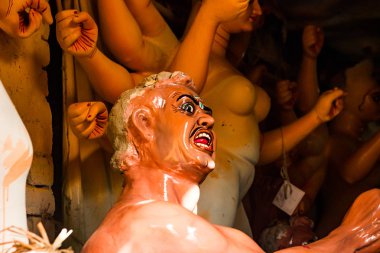 Kumartuli, Batı Bengal, Hindistan, Temmuz 2018. Bir Mahishashura iblisi kil idol ve Tanrıça Durga nemeis yapım aşamasında. Durga puja en çok beklenen hindu Festivali dünya çapında olduğunu.