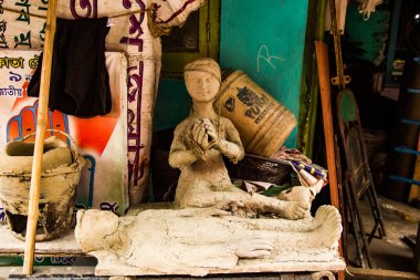 Kumartuli, Batı Bengal, Hindistan, Temmuz 2018. Satılık gün süre içinde bir dükkanında yapım aşamasında yanında ölü kocası üzerinde yas dul kil heykeli