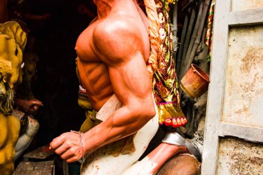 Kumartuli, Batı Bengal, Hindistan, Temmuz 2018. Bir Mahishashura iblisi kil idol ve Tanrıça Durga nemeis yapım aşamasında. Durga puja en çok beklenen hindu Festivali dünya çapında olduğunu.