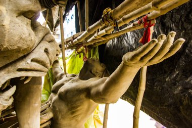 Kumartuli, Batı Bengal, Hindistan, Temmuz 2018. Aslan ve şeytan mahishashura, Tanrıça Durga ortakları yapım aşamasında bir kil idolü. Durga puja en çok beklenen hindu Festivali dünya çapında olduğunu.