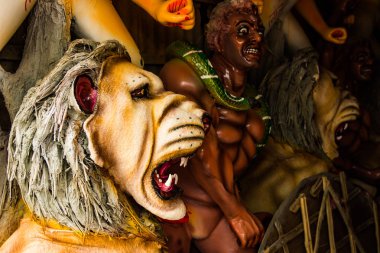 Kumartuli, Batı Bengal, Hindistan, Temmuz 2018. Aslan ve şeytan mahishashura, Tanrıça Durga ortakları yapım aşamasında bir kil idolü. Durga puja en çok beklenen hindu Festivali dünya çapında olduğunu.