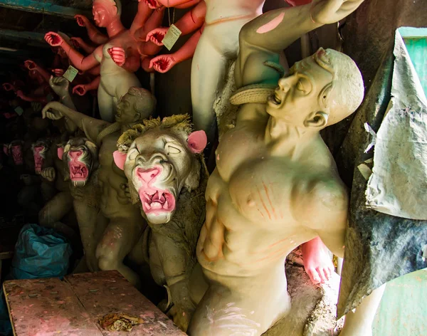 Kumartuli, Batı Bengal, Hindistan, Temmuz 2018. Aslan ve şeytan mahishashura, Tanrıça Durga ortakları yapım aşamasında bir kil idolü. Durga puja en çok beklenen hindu Festivali dünya çapında olduğunu.