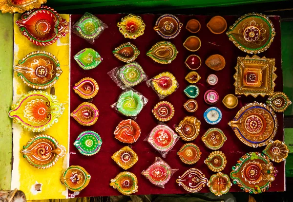 Olika Sorter Färgstarka Diyas Och Diwali Lampor Till Salu Livsmedelsbutik — Stockfoto