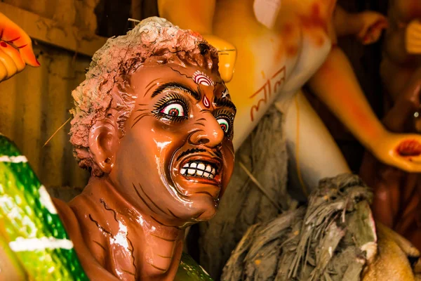 Kumartuli, Batı Bengal, Hindistan, Temmuz 2018. Bir Mahishashura iblisi kil idol ve Tanrıça Durga nemeis yapım aşamasında. Durga puja en çok beklenen hindu Festivali dünya çapında olduğunu.