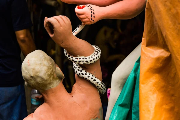 Kumartuli, Batı Bengal, Hindistan, Temmuz 2018. Bir Mahishashura iblisi kil idol ve Tanrıça Durga nemeis yapım aşamasında. Durga puja en çok beklenen hindu Festivali dünya çapında olduğunu.