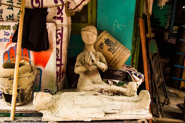 Kumartuli, Batı Bengal, Hindistan, Temmuz 2018. Satılık gün süre içinde bir dükkanında yapım aşamasında yanında ölü kocası üzerinde yas dul kil heykeli