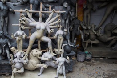 Kumartuli, Batı Bengal, Hindistan, Temmuz 2018. Tanrıça Durga yapım aşamasında bir dükkanında bir kil idolü. Durga puja Doğu Hindistan ve dünya çapında en çok beklenen hindu Festivali olduğunu.