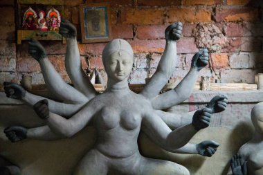 Kumartuli, Batı Bengal, Hindistan, Temmuz 2018. Tanrıça Durga yapım aşamasında bir dükkanında bir kil idolü. Durga puja Doğu Hindistan ve dünya çapında en çok beklenen hindu Festivali olduğunu.