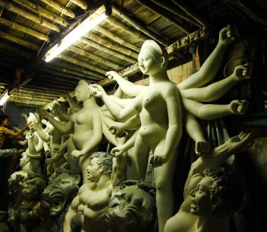 Kumartuli, Batı Bengal, Hindistan, Temmuz 2018. Tanrıça Durga yapım aşamasında bir dükkanında bir kil idolü. Durga puja Doğu Hindistan ve dünya çapında en çok beklenen hindu Festivali olduğunu.