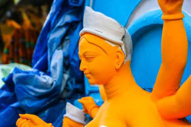 Kumartuli, Batı Bengal, Hindistan, Temmuz 2018. Tanrıça Durga yapım aşamasında bir dükkanında bir kil idolü. Durga puja Doğu Hindistan ve dünya çapında en çok beklenen hindu Festivali olduğunu.