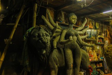 Kumartuli, Batı Bengal, Hindistan, Temmuz 2018. Tanrıça Durga yapım aşamasında bir dükkanında bir kil idolü. Durga puja Doğu Hindistan ve dünya çapında en çok beklenen hindu Festivali olduğunu.