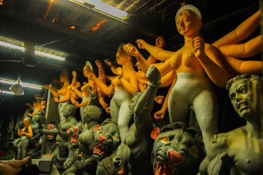 Kumartuli, Batı Bengal, Hindistan, Temmuz 2018. Tanrıça Durga yapım aşamasında bir dükkanında bir kil idolü. Durga puja Doğu Hindistan ve dünya çapında en çok beklenen hindu Festivali olduğunu.