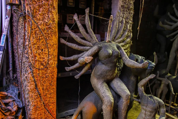 Kumartuli, Batı Bengal, Hindistan, Temmuz 2018. Tanrıça Durga yapım aşamasında bir dükkanında bir kil idolü. Durga puja Doğu Hindistan ve dünya çapında en çok beklenen hindu Festivali olduğunu.