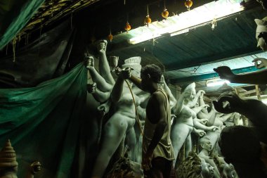 Kumartuli, Batı Bengal, Hindistan, Temmuz 2018.An kil scuplture sanatçı resim renk Tanrıça Durga bir dükkanında kil idolü. Durga puja Doğu Hindistan ve dünya çapında en çok beklenen hindu Festivali olduğunu.