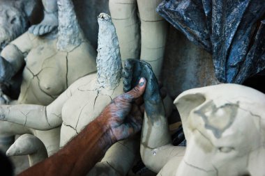 Kumartuli, Batı Bengal, Hindistan, Temmuz 2018.An kil scuplture sanatçı bir tanrıça Durga kil Idol bir dükkanında çalışıyor. Durga puja Doğu Hindistan ve dünya çapında en çok beklenen hindu Festivali olduğunu.
