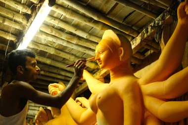 Kumartuli, Batı Bengal, Hindistan, Temmuz 2018.An kil scuplture sanatçı resim renkler Tanrıça Durga bir dükkanında kil idolü. Durga puja Doğu Hindistan ve dünya çapında en çok beklenen hindu Festivali olduğunu.