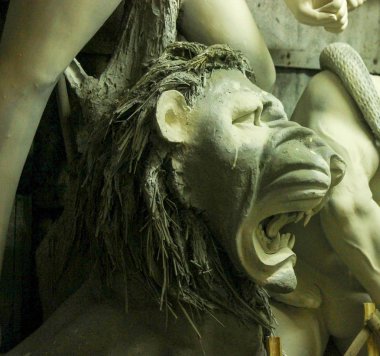 Kumartuli, Batı Bengal, Hindistan, Temmuz 2018. Aslan, büyük keskin köpek dişleri gösterilen bir kil idolü. Aslan Tanrıça Durga sürmek ve Durga puja en çok beklenen hindu Festivali dünya çapında.