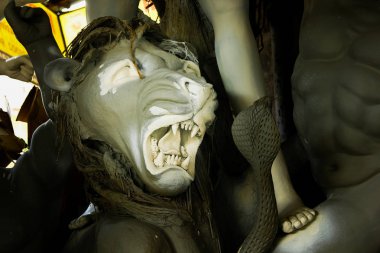 Kumartuli, Batı Bengal, Hindistan, Temmuz 2018. Aslan, büyük keskin köpek dişleri gösterilen bir kil idolü. Aslan Tanrıça Durga sürmek ve Durga puja en çok beklenen hindu Festivali dünya çapında.