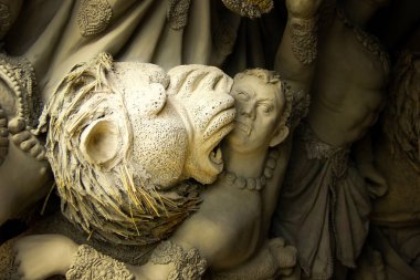 Kumartuli, Batı Bengal, Hindistan, Temmuz 2018. Aslan, büyük keskin köpek dişleri gösterilen bir kil idolü. Aslan Tanrıça Durga sürmek ve Durga puja en çok beklenen hindu Festivali dünya çapında.