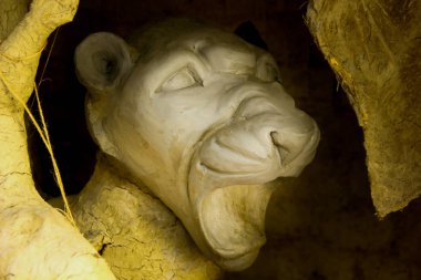 Kumartuli, Batı Bengal, Hindistan, Temmuz 2018. Aslan, büyük keskin köpek dişleri gösterilen bir kil idolü. Aslan Tanrıça Durga sürmek ve Durga puja en çok beklenen hindu Festivali dünya çapında.