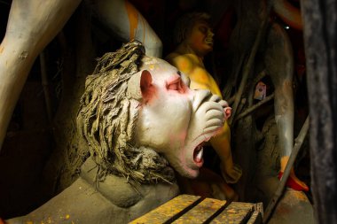 Kumartuli, Batı Bengal, Hindistan, Temmuz 2018. Aslan, büyük keskin köpek dişleri gösterilen bir kil idolü. Aslan Tanrıça Durga sürmek ve Durga puja en çok beklenen hindu Festivali dünya çapında.