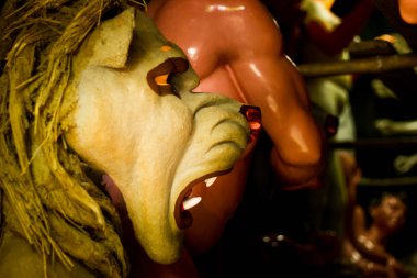 Kumartuli, Batı Bengal, Hindistan, Temmuz 2018. Aslan, büyük keskin köpek dişleri gösterilen bir kil idolü. Aslan Tanrıça Durga sürmek ve Durga puja en çok beklenen hindu Festivali dünya çapında.