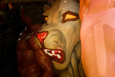 Kumartuli, Batı Bengal, Hindistan, Temmuz 2018. Aslan, büyük keskin köpek dişleri gösterilen bir kil idolü. Aslan Tanrıça Durga sürmek ve Durga puja en çok beklenen hindu Festivali dünya çapında.
